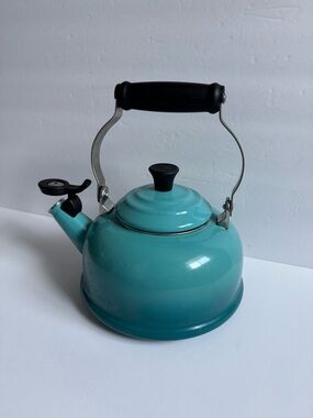 Le Creuset Classic Whistling Kettle, Enamel on Steel, 1.7 Quart, Caribbean Teal